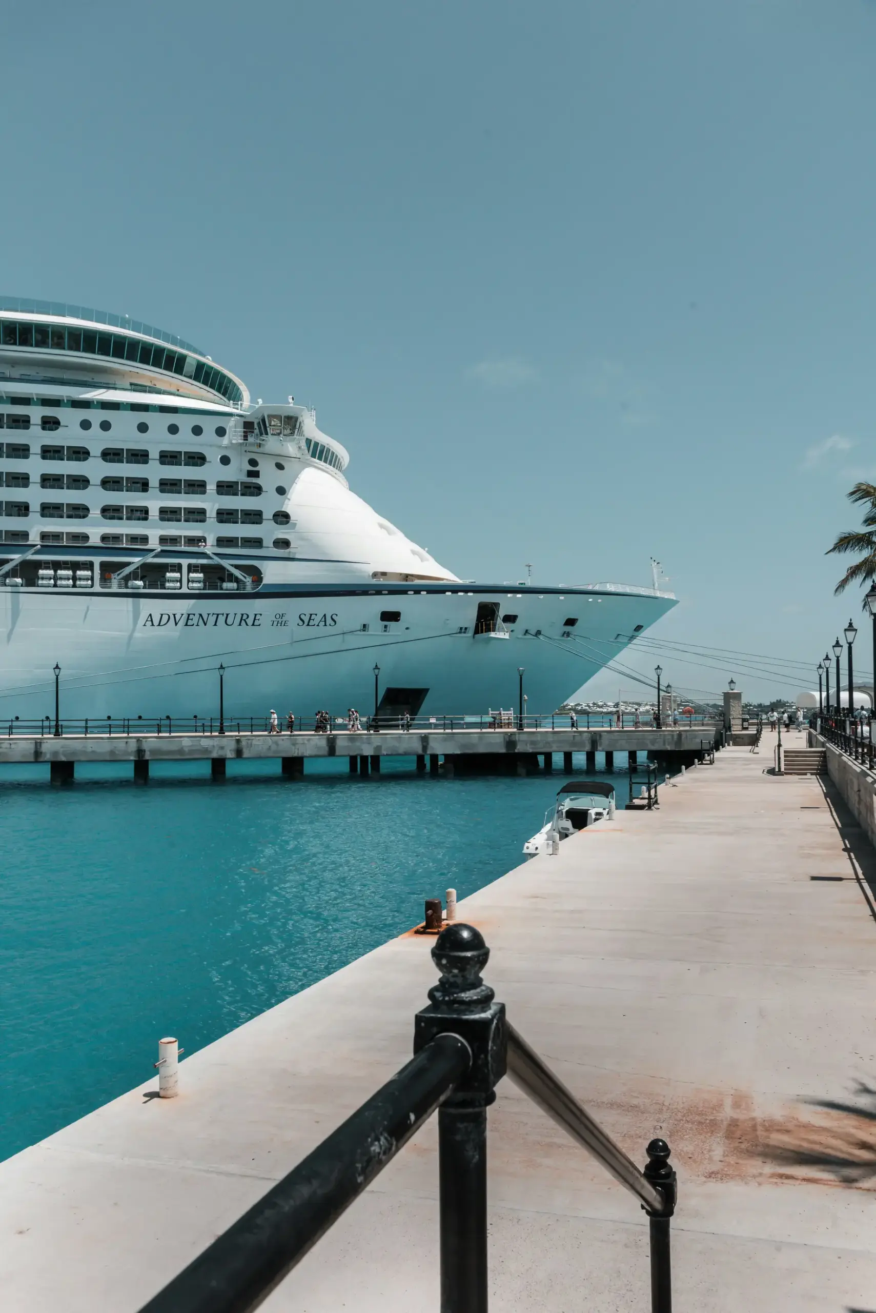 Adventure Of The Seas Kreuzfahrtschiff vor Anker im Royal Naval Dockyard auf Bermuda