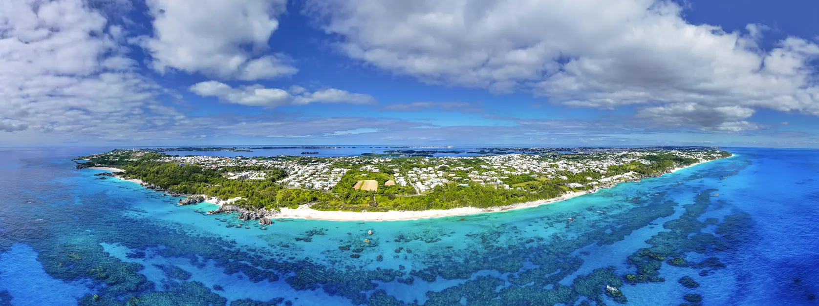 Bermuda's Südküste von oben mit Korallenriffen und Stränden