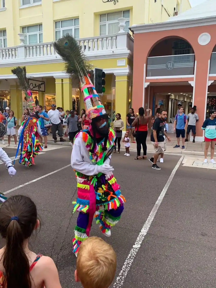 Gombey-Tänzer auf der Front Street während der Harbour Nights in Hamilton, Bermuda