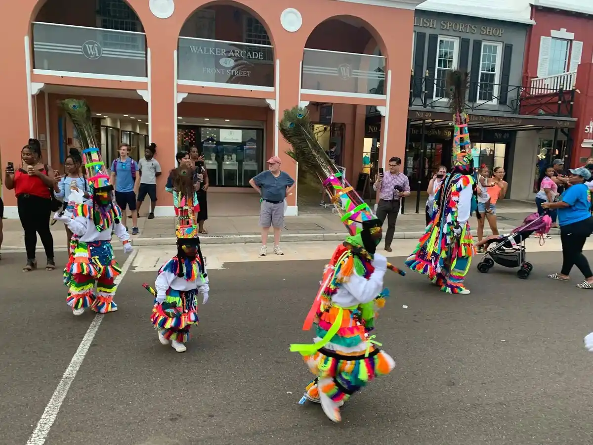Gombey-Tänzer Gruppe auf der Front Street während der Harbour Nights in Hamilton