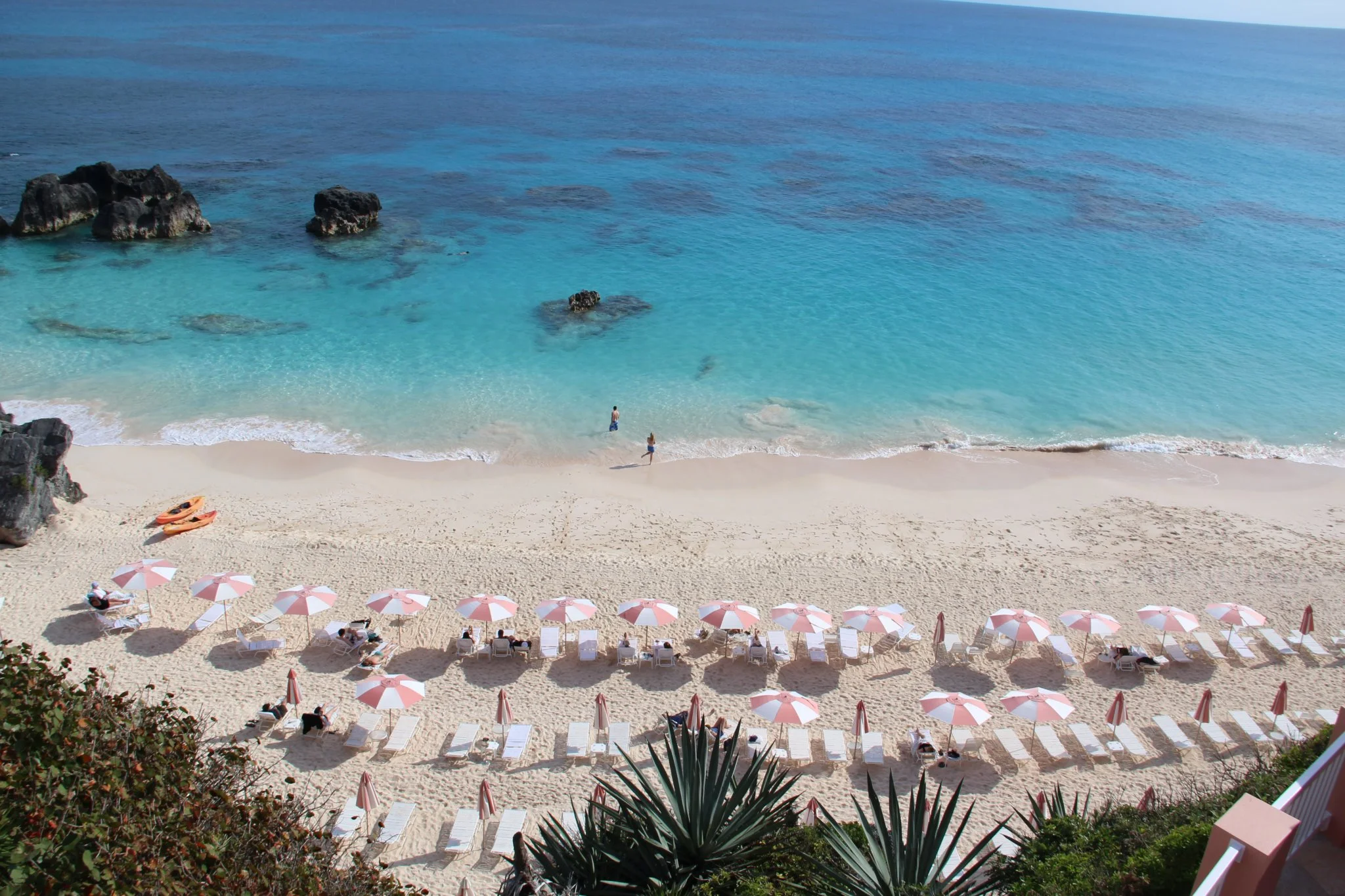 The Reefs Private Beach mit Liegestühlen und Sonnenschirmen
