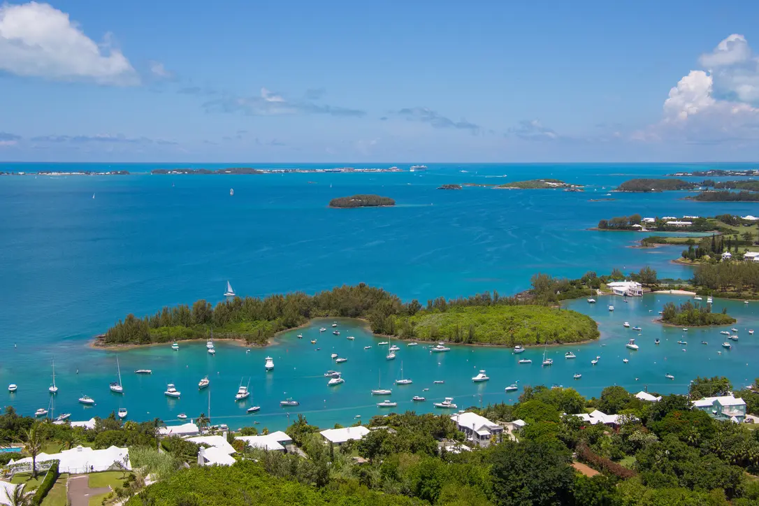 Luftaufnahme des Great Sound auf Bermuda mit Segelbooten und den typischen weißen Dächern der Inselhäuser